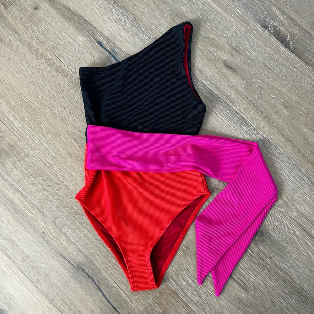 Beach Riot Carlie One Piece Black/Pink/Red